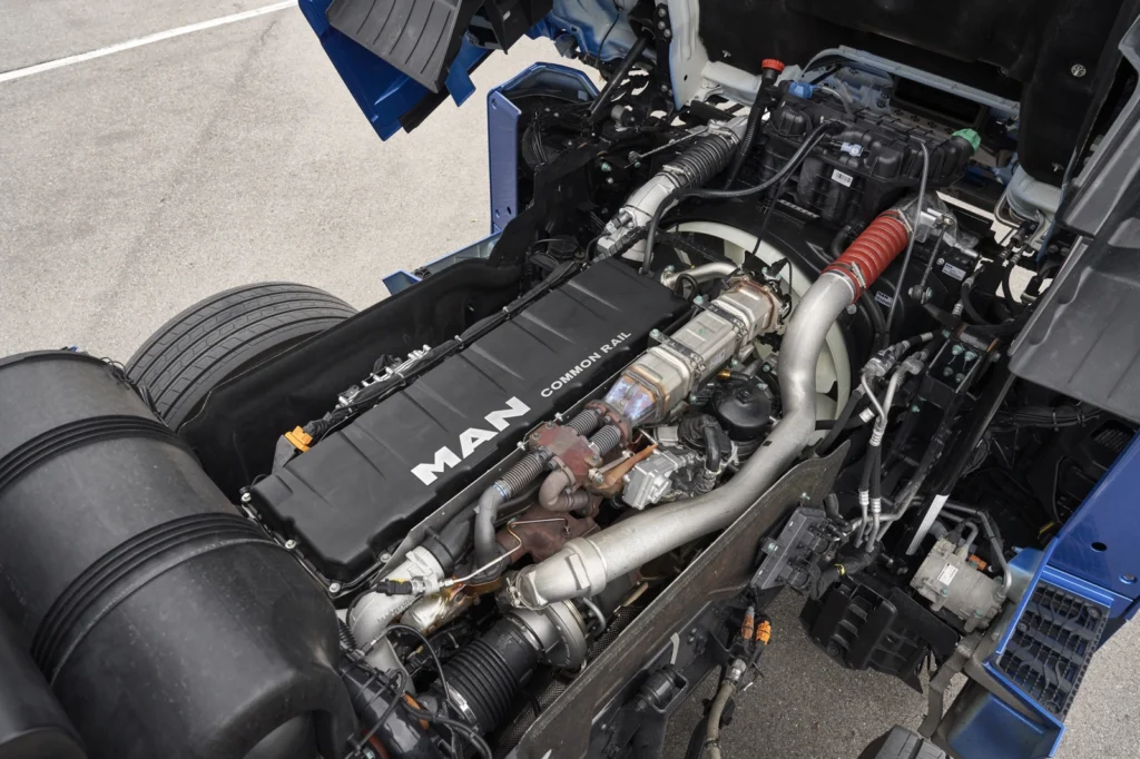 Seit der IAA 2022 bietet der neue D26-Motor dank innermotorischer Maßnahmen eine Leistungssteigerung von 10 PS und 50 Nm, gleichzeitig verbraucht er weniger Kraftstoff.